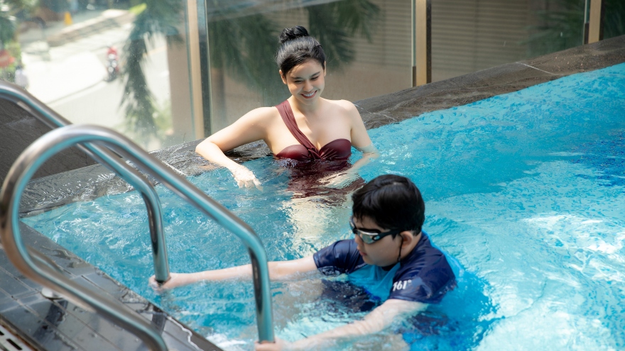 Đi bơi cùng con trai 9 tuổi, Trương Quỳnh Anh khoe dáng nóng bỏng ở tuổi ngoài 30