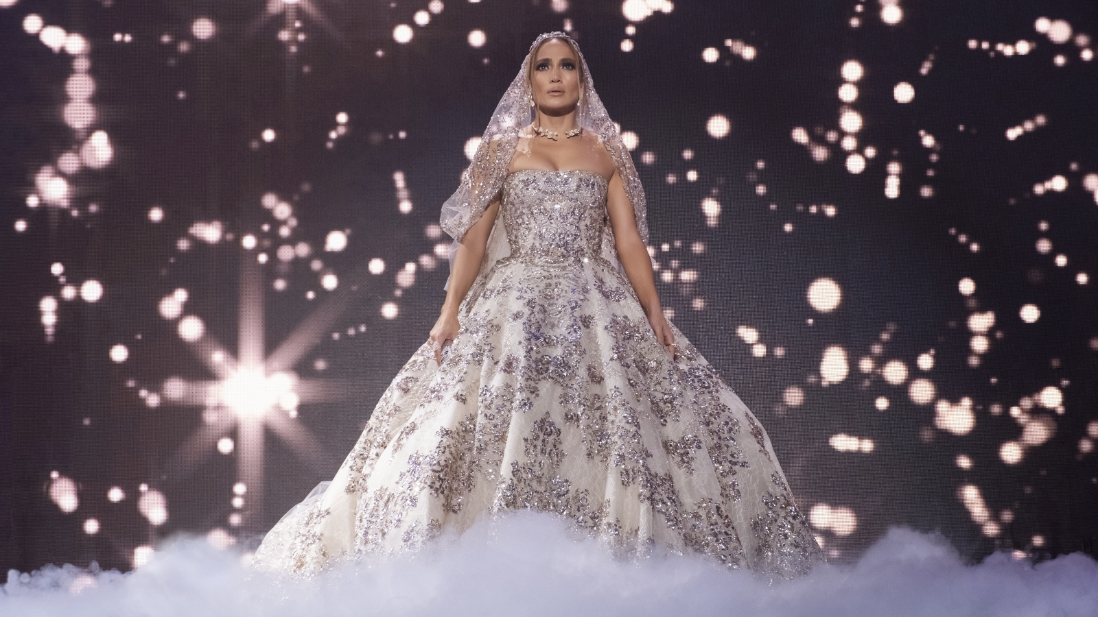 Sau 2 năm vắng bóng, Jennifer Lopez trở lại lộng lẫy trong phim "Marry me"