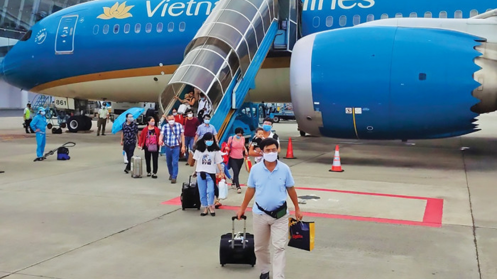 Hàng không siết chặt kiểm soát người về từ vùng dịch