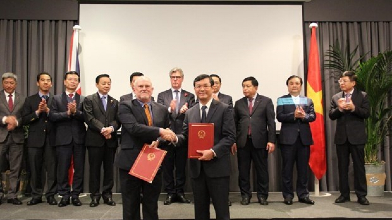 Vietnam, UK boost education cooperation