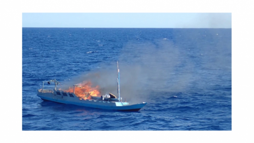 Australia phá hủy 3 tàu đánh cá bất hợp pháp của Indonesia