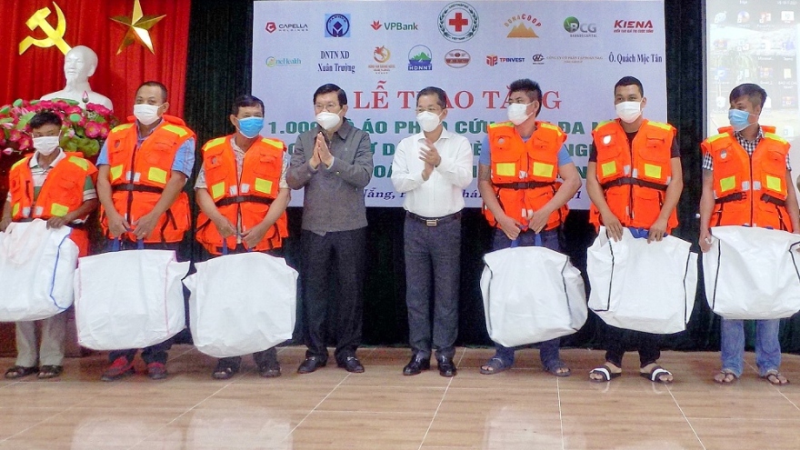 Nguyên Chủ tịch nước Trương Tấn Sang tặng áo phao cứu sinh cho ngư dân miền Trung