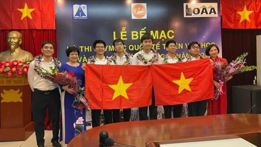 Vietnamese students win medals at Int’l Olympiad on Astronomy and Astrophysics