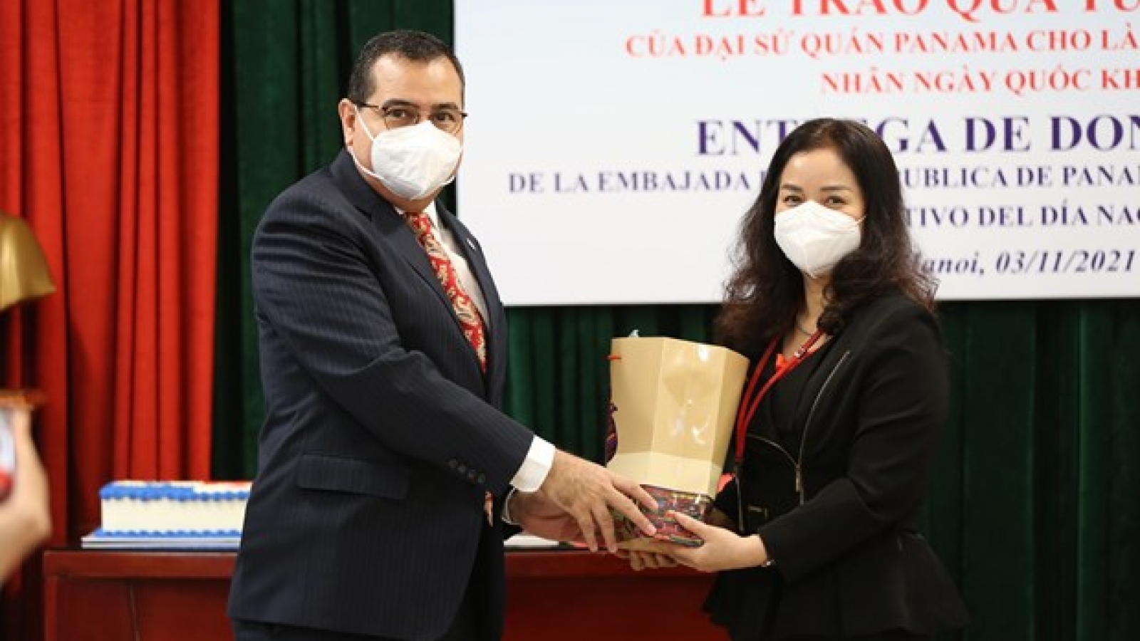 Panamanian Embassy offers aid for disadvantaged children in Hanoi