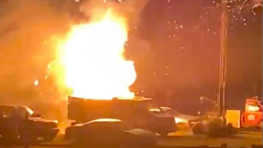 Video: Sự cố xe tải chở đầy pháo hoa bất ngờ phát nổ trong buổi trình diễn đêm