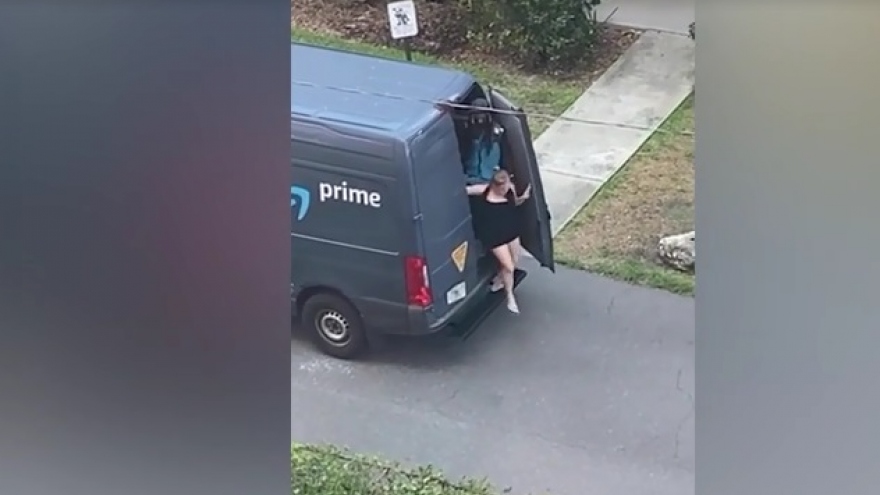 Người phụ nữ mặc váy đen lẻn ra khỏi xe tải hãng Amazon khiến nam tài xế bị sa thải