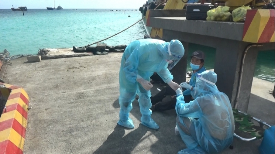 Bệnh xá đảo Nam Yết cấp cứu ngư dân gặp nạn trên biển