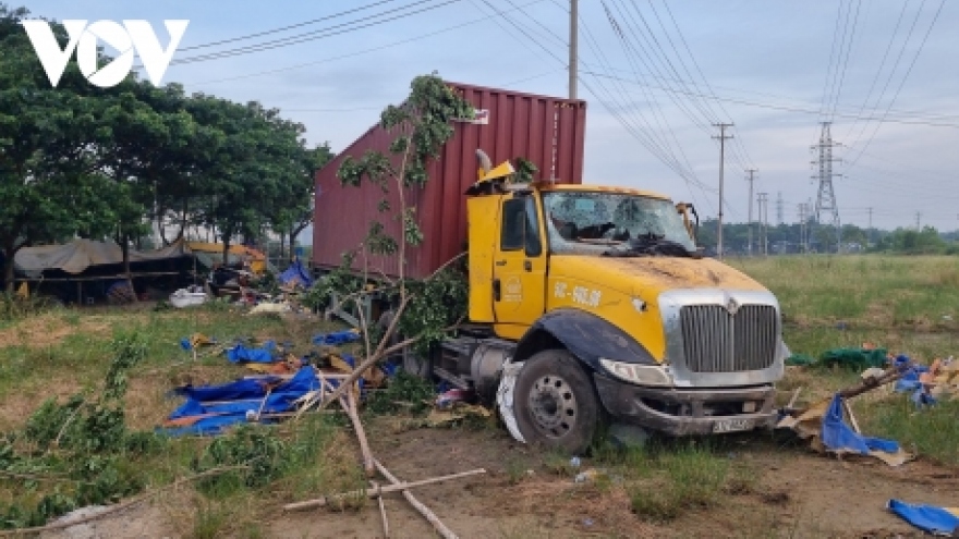 Đang ngủ trong chòi, người đàn ông bị xe đầu kéo tông chết