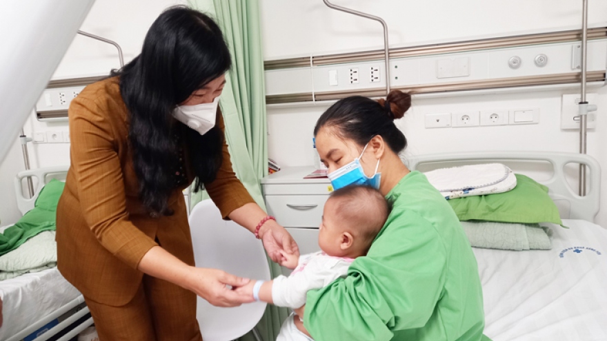 Lãnh đạo Ủy ban MTTQVN thành phố Hà Nội thăm các bé bị tiêm nhầm vaccine COVID-19