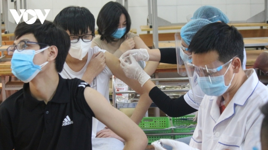 Hanoi rolls out vaccination for thousands of ninth grade students 