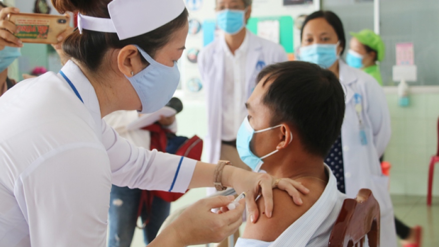 Một số người nổi hạch sau tiêm vaccine mũi 3: Có bất thường?