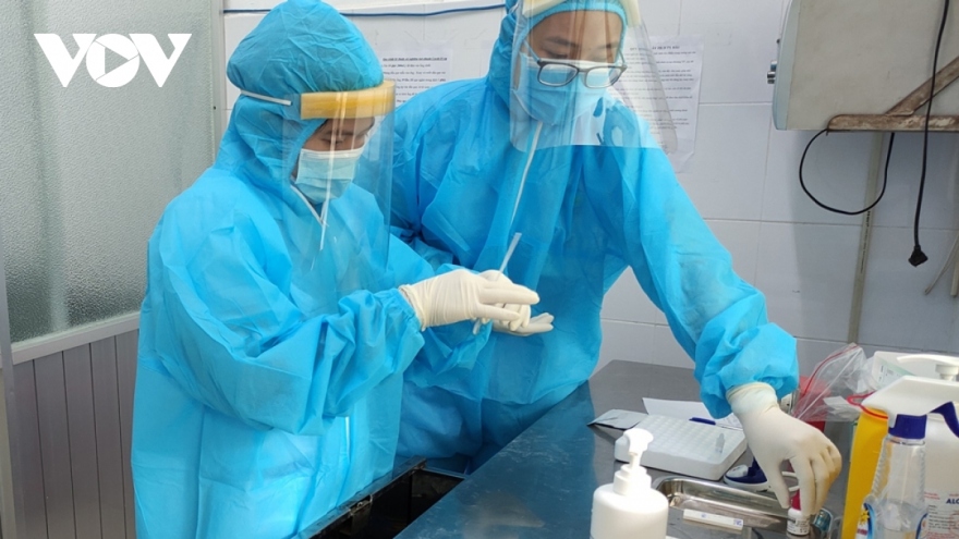 Infection tally surges by 401 to 6,580, Hanoi sees growing case numbers