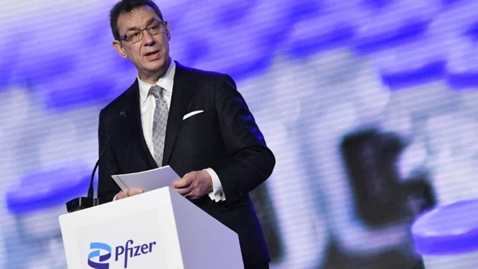 "Tổng Giám đốc hãng vaccine Pfizer bị FBI bắt" là tin giả