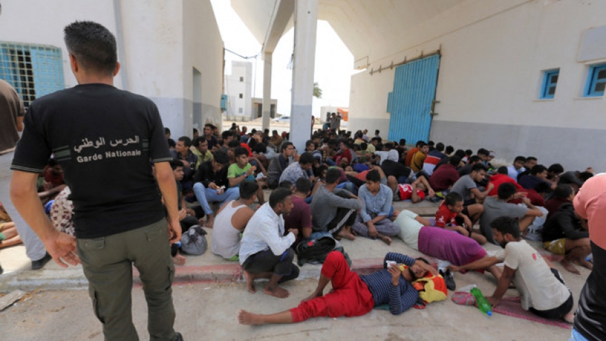 Tunisia giải cứu 487 người di cư ngoài khơi