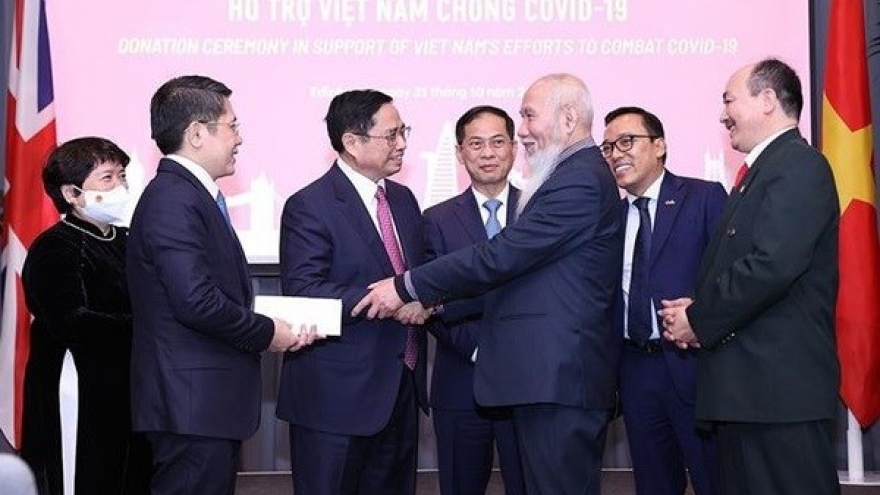 PM meets Vietnamese community in UK