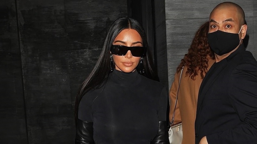 Kim Kardashian diện đầm bó gợi cảm đi ăn tối cùng bạn bè