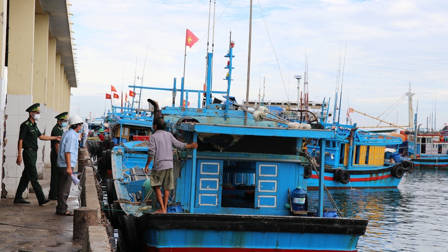 Ngư dân Phú Yên cứu vớt một người nước ngoài trên biển