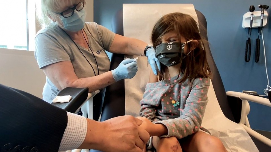 Trẻ em từ 5 tới 11 tuổi ở Mỹ có thể được tiêm vaccine của Pfizer trong tuần này