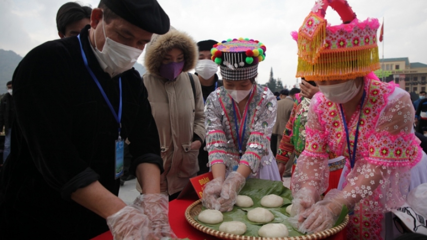 Rộn rã hội thi bánh giầy của đồng bào Mông