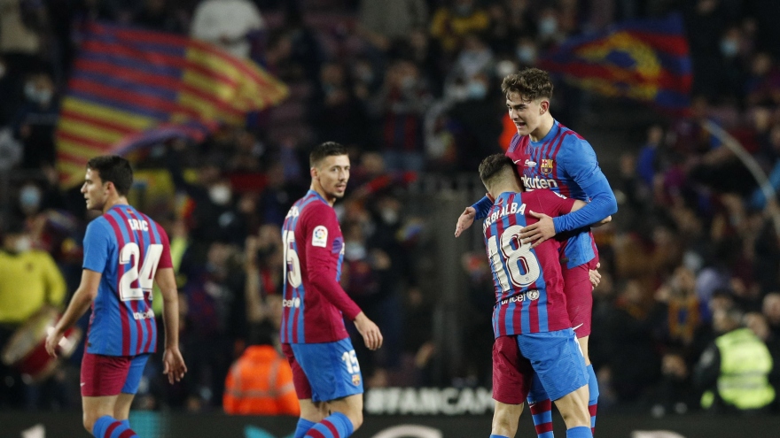 Gavi tỏa sáng, Barca thắng kịch tính trước Elche