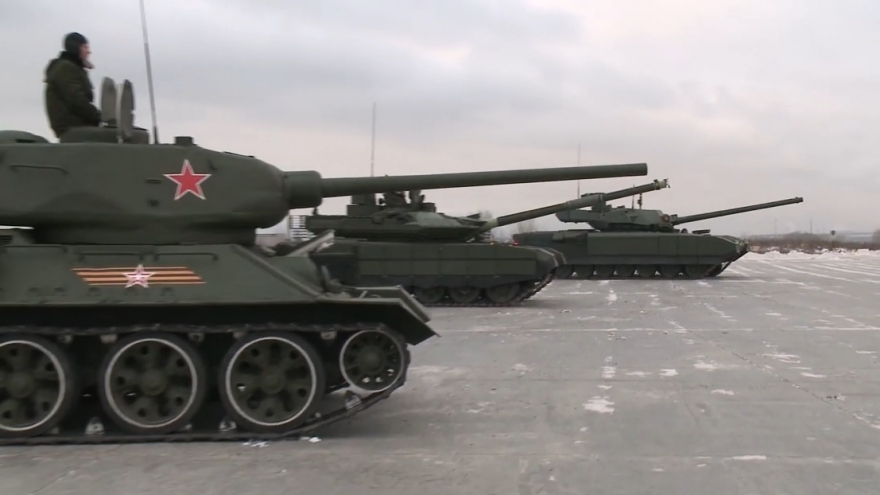 3 thế hệ xe tăng nổi tiếng của Nga cùng phô diễn năng lực tác chiến