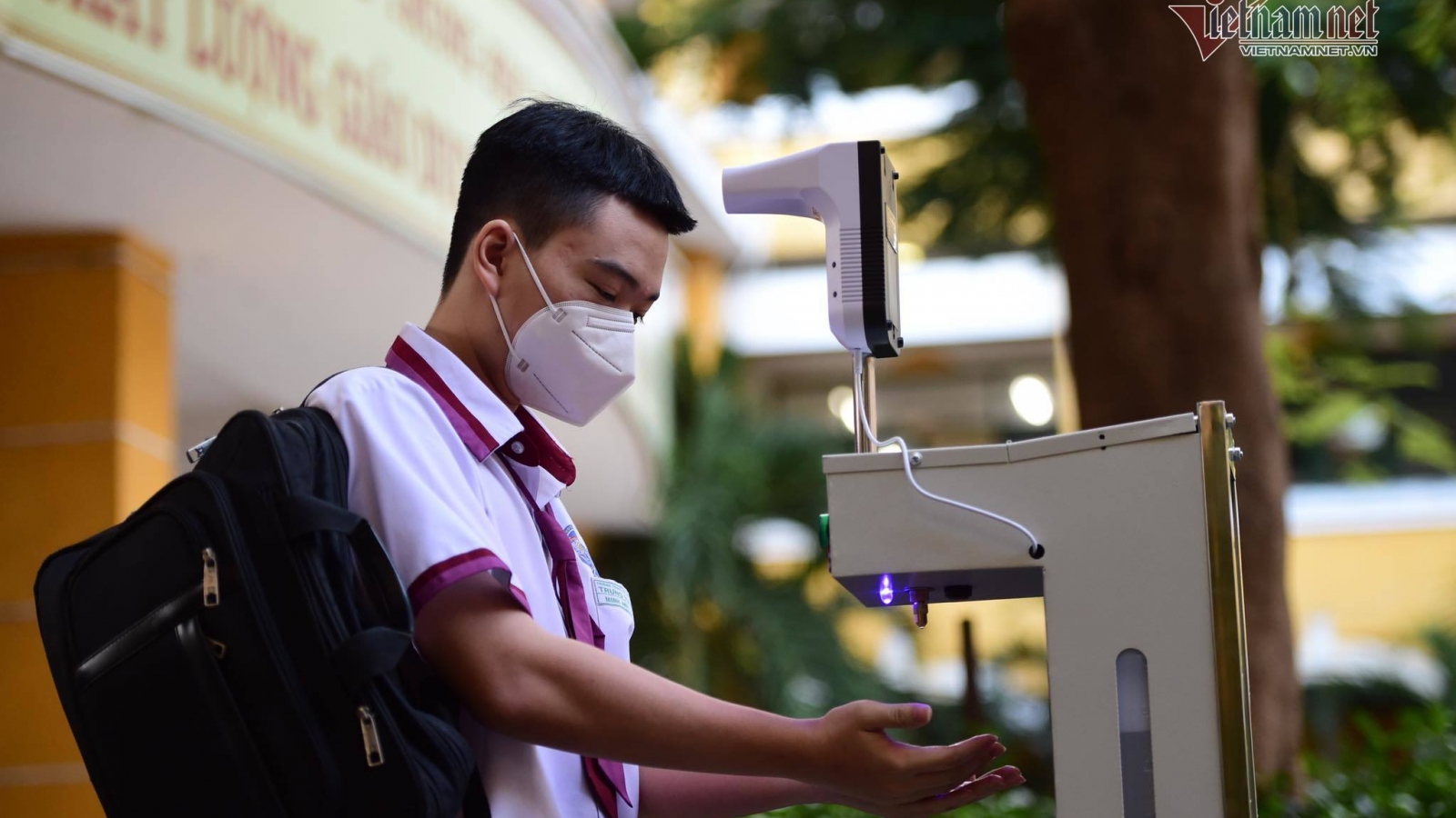 HCM City high schools reopen after half a year of closure due to COVID-19