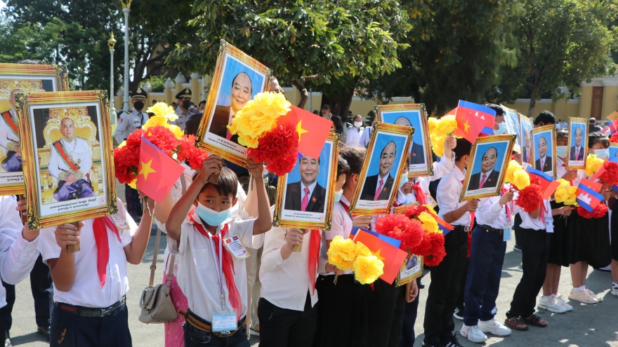 Chủ tịch nước Nguyễn Xuân Phúc được chào đón nồng nhiệt tại Thủ đô Phnom Penh