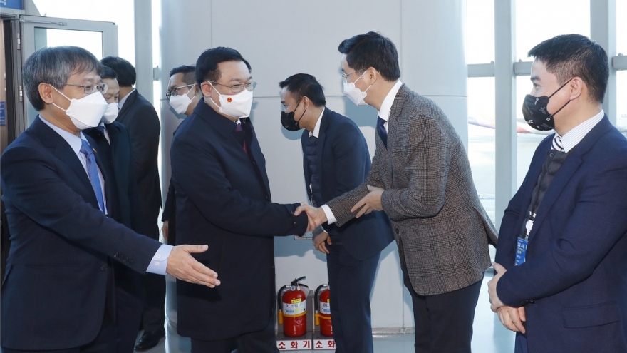 Top Vietnamese legislator begins official visit to RoK