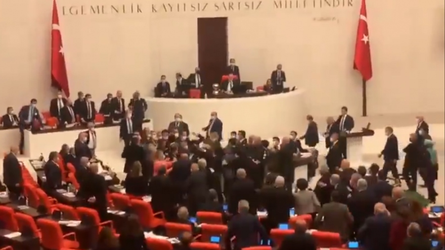 Nghị sĩ Thổ Nhĩ Kỳ lao vào đấm nhau ngay giữa phiên họp quốc hội