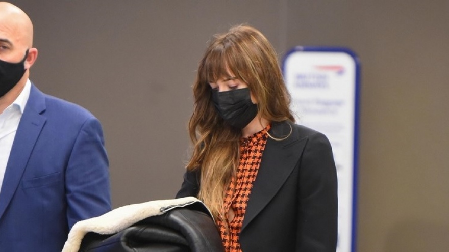 Diễn viên Dakota Johnson tái xuất thanh lịch tại sân bay ở New York