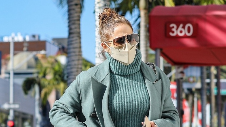 Jennifer Lopez sành điệu đi mua sắm sau khi tiết lộ sẽ kết hôn lần 4