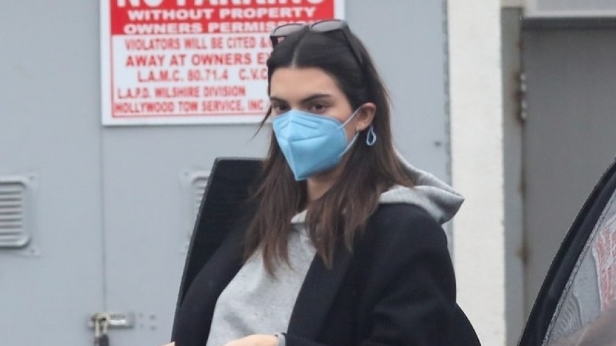 Kendall Jenner lên đồ sành điệu, lái siêu xe sang chảnh đi ăn trưa cùng bạn thân