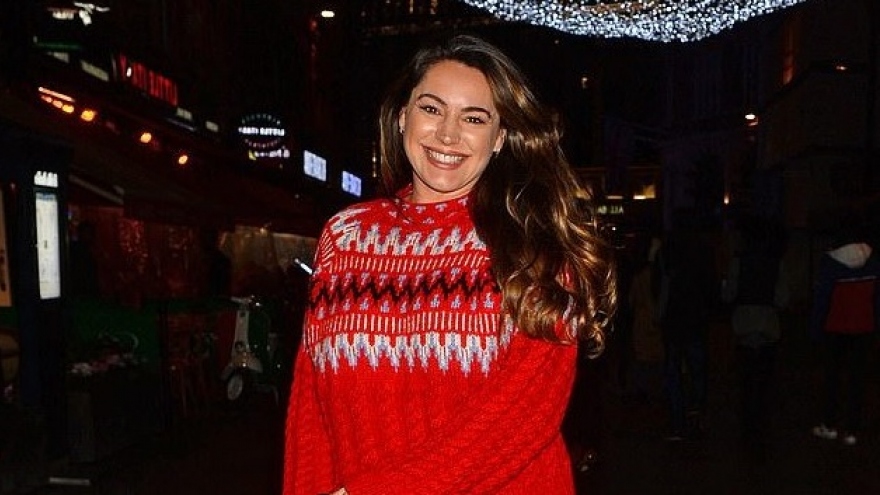 Kelly Brook xinh đẹp ra phố sau buổi làm việc ở Đài phát thanh