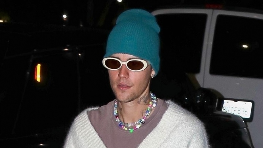 Justin Bieber đeo vòng cổ đính cườm sặc sỡ, tái xuất gầy gò tại buổi tiệc đêm