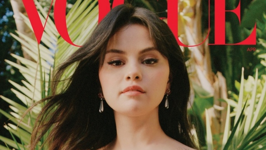 Selena Gomez khoe hình xăm hoa hồng lớn trên lưng giữa tin đồn hẹn hò tài tử Chris Evans