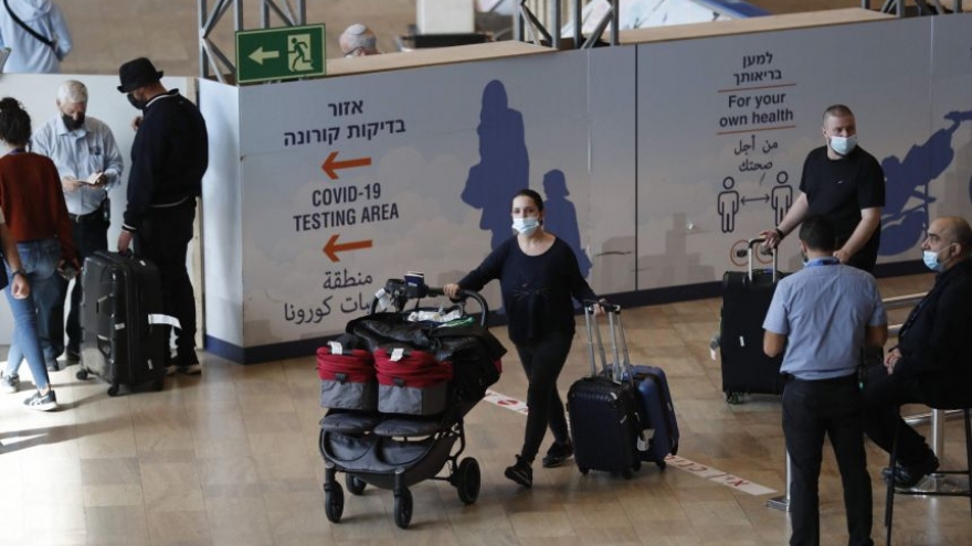 Lo ngại biến thể Omicron, Israel cấm đi lại với Anh và Đan Mạch