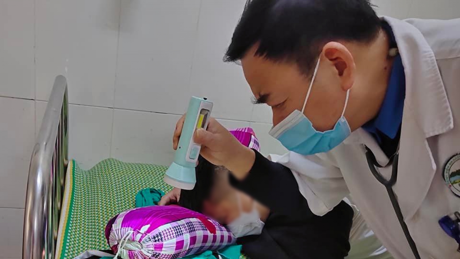 Nát bàn tay vì điện thoại phát nổ khi vừa chơi vừa sạc pin 