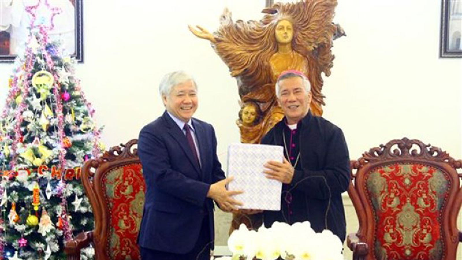 VFF leader congratulates Nghe An’s Vinh Diocese on Christmas