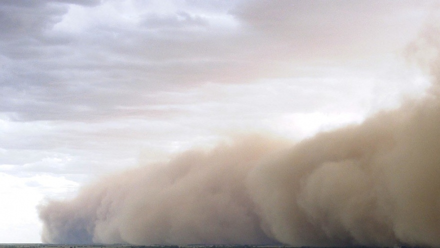 Bão bụi khổng lồ chuyển màu bầu trời, nuốt chửng thị trấn ở Australia