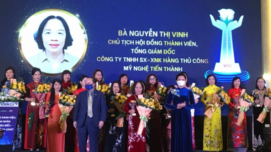60 nữ doanh nhân tiêu biểu nhận Cup Bông hồng Vàng