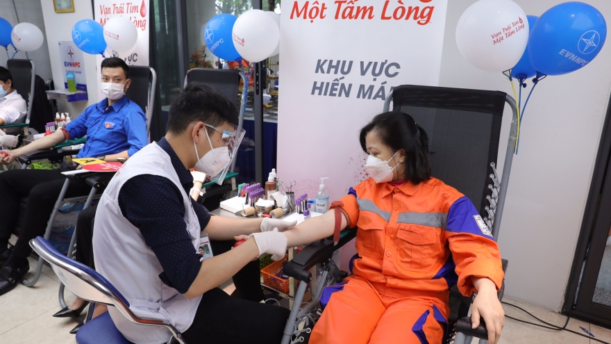 EVNNPC hưởng ứng hiến máu trong Tuần lễ hồng lần thứ VII