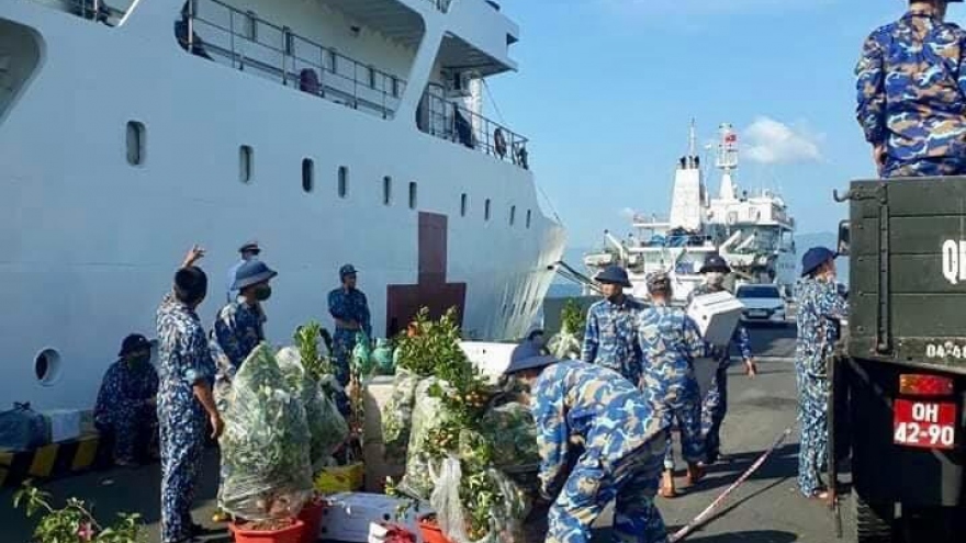 Những con tàu đầy ắp hàng, quà Tết đã rời quân cảng Cam Ranh ra Trường Sa