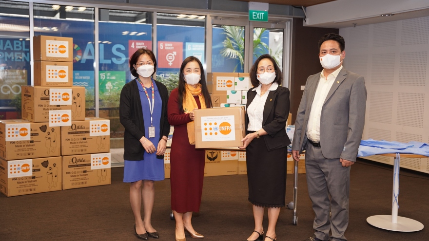 UNFPA presents more medical supplies to Vietnam