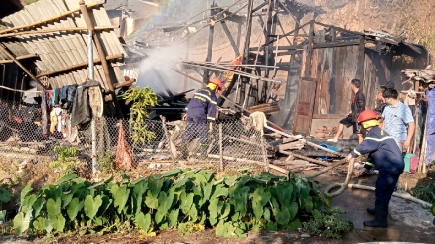 Hỏa hoạn thiêu rụi căn nhà gỗ 3 gian của người dân ở Sơn La