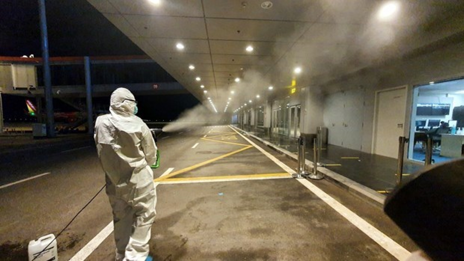 Three COVID-19 cases on flight from VN to Hong Kong infected by Delta variant, not Omicron