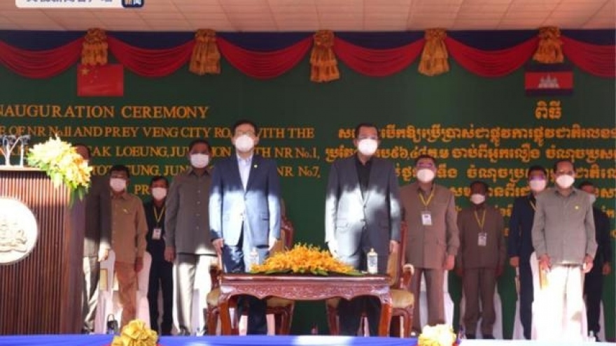 Trung Quốc tiếp tục xây cầu đường cho Campuchia 