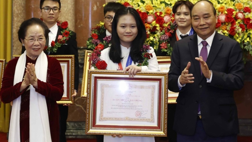 Chủ tịch nước tặng Huân chương Lao động cho học sinh đoạt giải Olympic và KHKT quốc tế