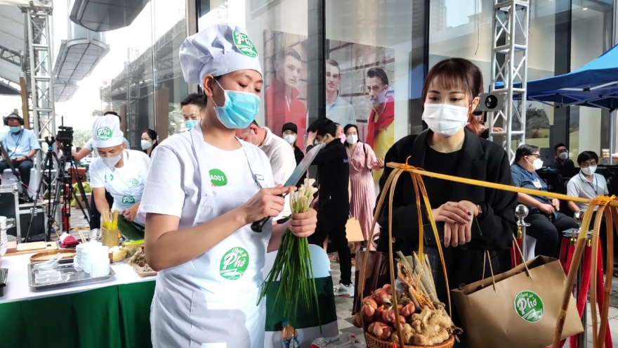 Người dân TP.HCM hào hứng với “Ngày của phở 12/12”