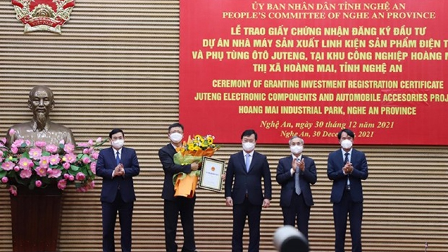 Nghe An grants investment licence to US$200-mln electronic component project