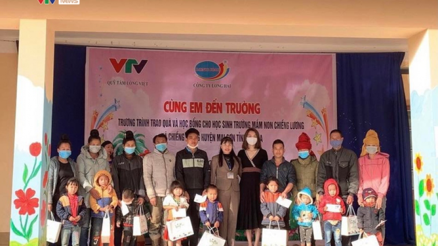 Quỹ Tấm lòng Việt tiếp tục hành trình trao học bổng cho học sinh vùng cao tỉnh Sơn La